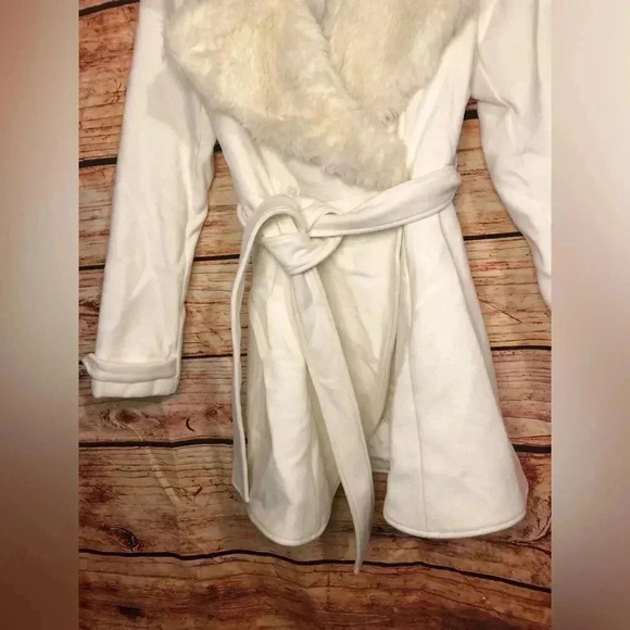 ❄️🐩White / Cream Faux Fur coat🐩❄️ - Picture 5 of 10